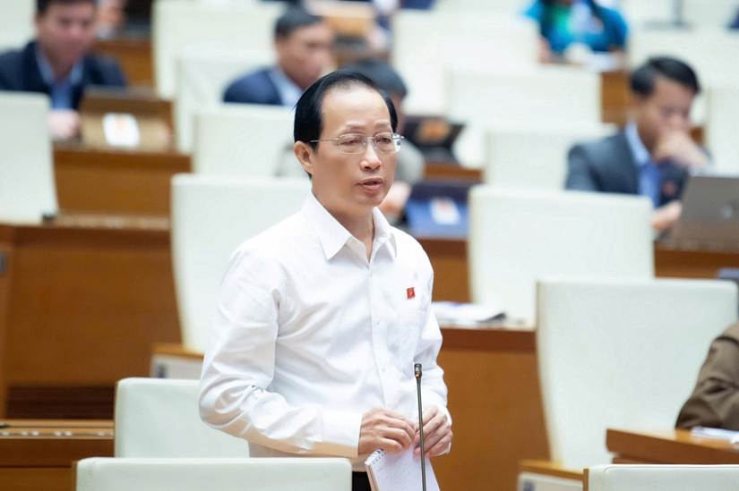 Đại biểu Nguyễn Trúc Sơn- Ủy viên Ban Thường vụ Tỉnh ủy, Phó Chủ tịch UBND tỉnh Vĩnh Long phát biểu tại Hội trường sáng 28/11.