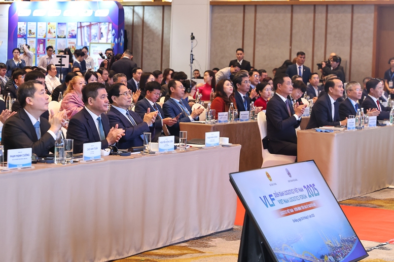 Thủ tướng Chính phủ Phạm Minh Chính và các đại biểu dự Diễn đàn Logistics Việt Nam 2025 - Ảnh: VGP/Nhật Bắc