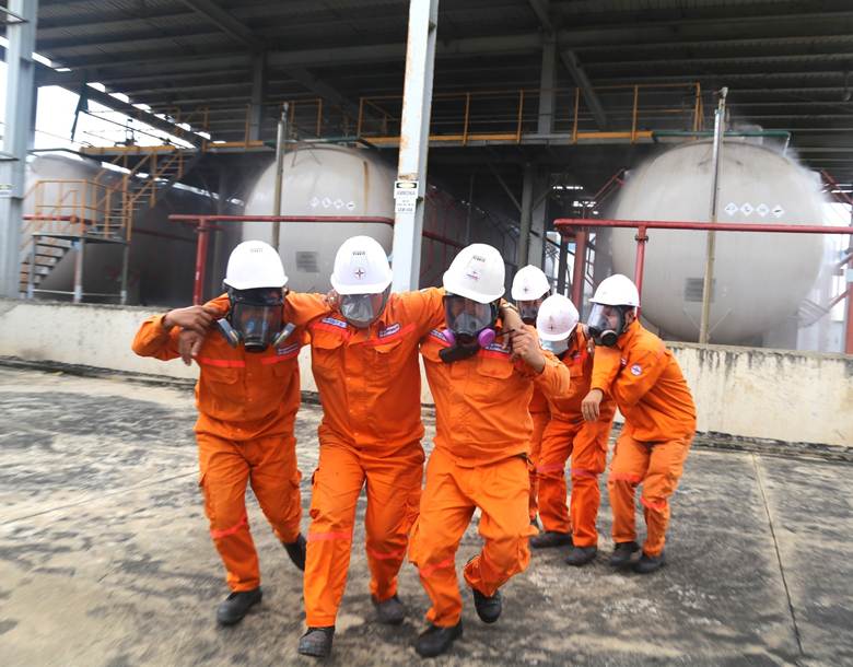 Lực lượng PCCC chuyên ngành của Công ty khẩn trương xử lý tình huống, bảo đảm an toàn tuyệt đối cho người và thiết bị.