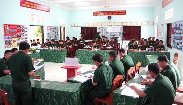 ảnh: Đại biểu tham quan diễn tập thực binh.