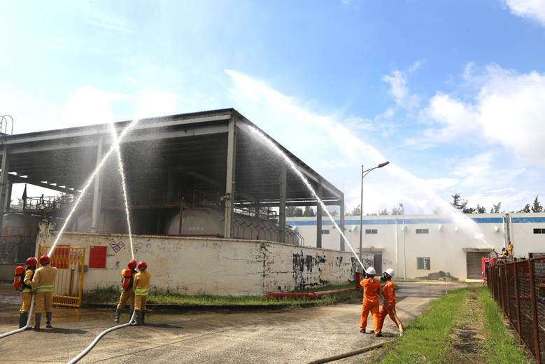 Lực lượng chữa cháy triển khai đội hình phun nước nhằm kiểm soát nhanh tình huống cháy giả định