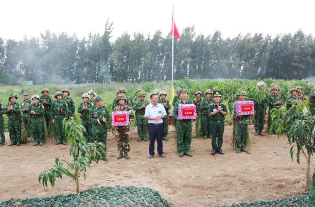 Thượng tá Đỗ Thanh Thuần- Phó Chỉ huy trưởng, Ban Chỉ huy Bộ đội Biên phòng tỉnh, lãnh đạo Đảng ủy xã Thạnh Hải tặng quà động viên lực lượng tham gia diễn tập.