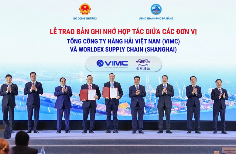 Thủ tướng Phạm Minh Chính chứng kiến lễ trao văn kiện hợp tác giữa các cơ quan, doanh nghiệp - Ảnh: VGP/Nhật Bắc