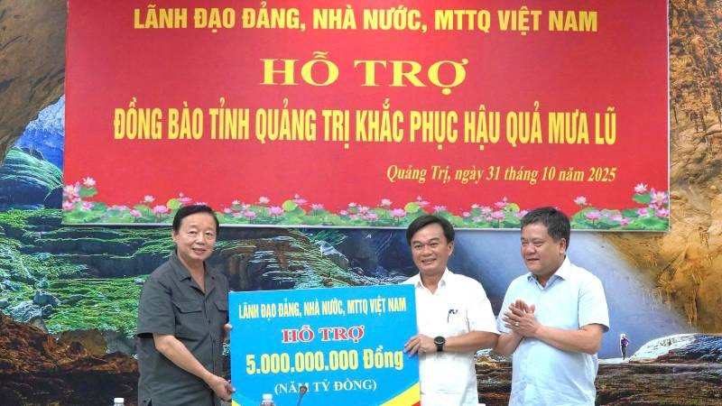 Phó Thủ tướng Trần Hồng Hà trao quà của lãnh đạo Đảng, Nhà nước và Mặt trận Tổ quốc hỗ trợ tỉnh Quảng Trị khắc phục hậu quả mưa lũ.
