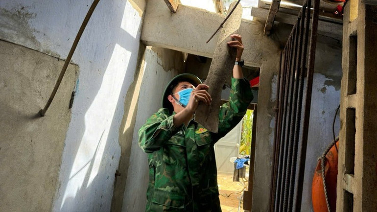 Lực lượng Bộ đội Biên phòng tỉnh Đắk Lắk giúp nhân dân khắc phục hậu quả bão số 13.