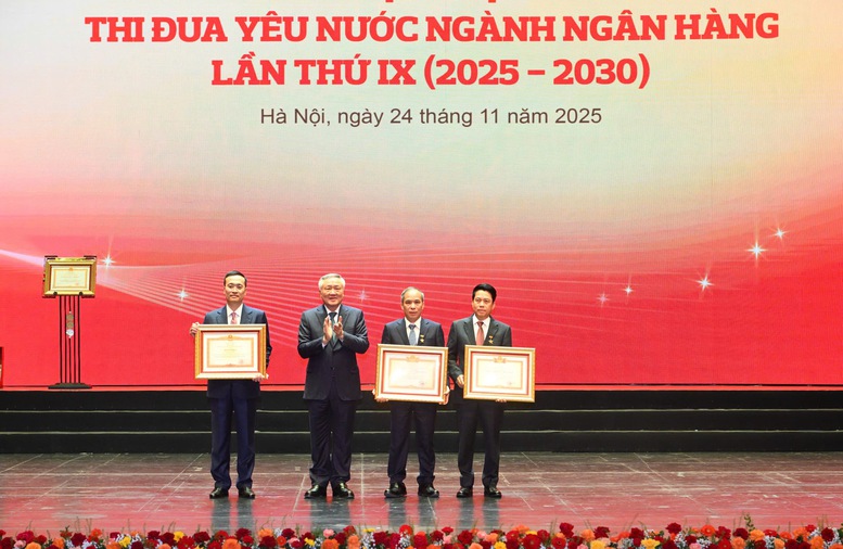 Phó Thủ tướng Thường trực Nguyễn Hòa Bình trao bằng khen tặng các cá nhân xuất sắc- Ảnh: VGP/Nhật Bắc

