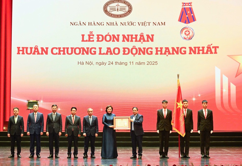 Thủ tướng Phạm Minh Chính trao Huân chương Lao động hạng Nhất tặng Ngân hàng Nhà nước Việt Nam - Ảnh: VGP/Nhật Bắc

