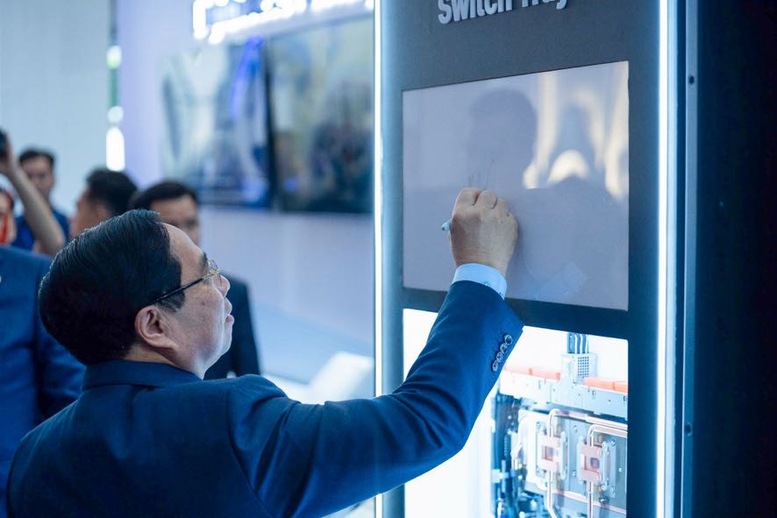 Thủ tướng ký tên lưu niệm vào bộ chuyển vi mạch NVLINK của Tập đoàn Fii Foxcom - sử dụng cho siêu máy chủ tiên tiến nhất NVIDIA GB300 NVL72 - Ảnh: VGP/Nhật Bắc