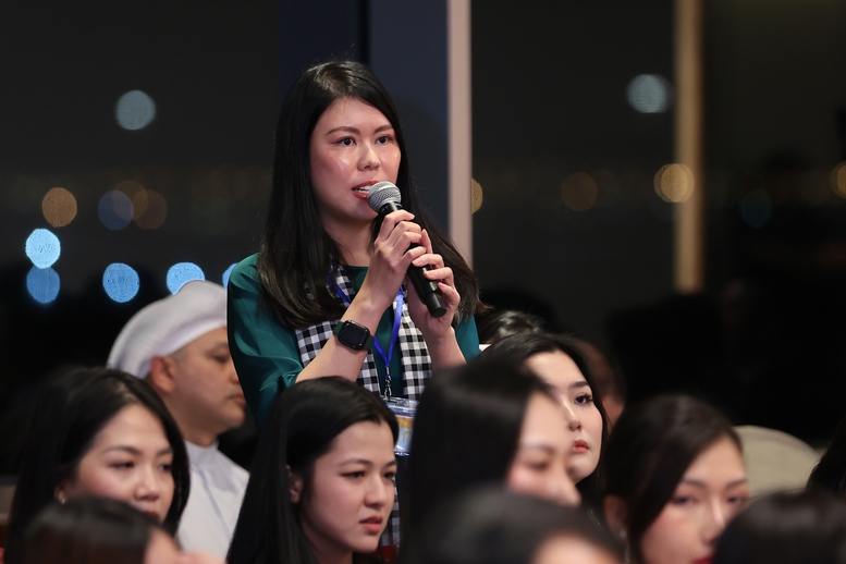 Đại diện cộng đồng người Việt tại Kuwait bày tỏ vui mừng và rất đỗi tự hào được đón Thủ tướng Chính phủ và Phu nhân - Ảnh: VGP/Nhật Bắc