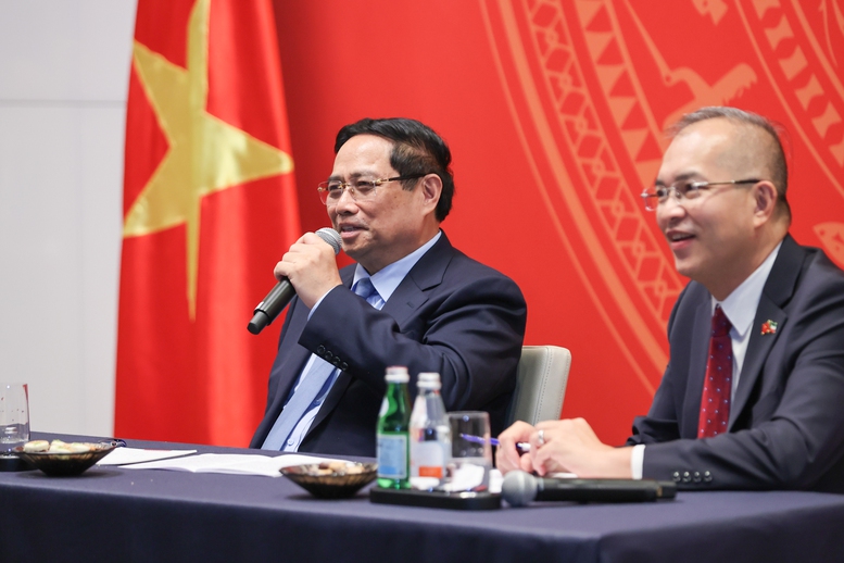 Thủ tướng Chính phủ Phạm Minh Chính thông tin tới bà con về tình hình trong nước, đặc biệt là những thành tựu đạt được kể từ khi Đổi mới - Ảnh: VGP/Nhật Bắc