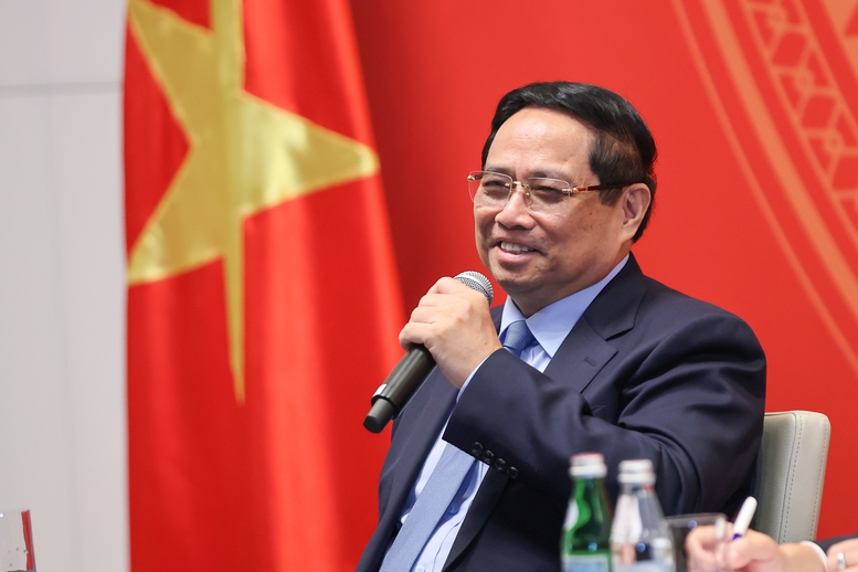 Thủ tướng Phạm Minh Chính thay mặt Tổng Bí thư Tô Lâm và lãnh đạo Đảng, Nhà nước chuyển tới cộng đồng lời chào thân thiết, lời hỏi thăm ân tình và tình cảm chân thành từ quê nhà - Ảnh: VGP/Nhật Bắc