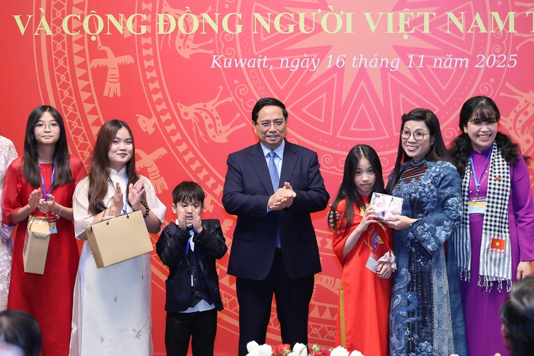 Thủ tướng và phu nhân tặng quà cho cộng đồng người Việt Nam tại Kuwait - Ảnh: VGP/Nhật Bắc