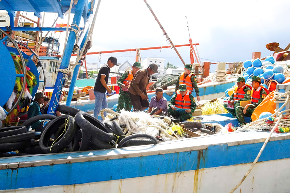 Lực lượng Bộ đội Biên phòng tỉnh Vĩnh Long tích cực tuyên truyền IUU cho các chủ phương tiện, ngư dân tại xã Đông Hải.