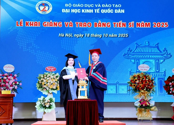 Lễ trao bằng tiến sĩ năm 2025 tại Đại học Kinh tế quốc dân - Ảnh: NEU