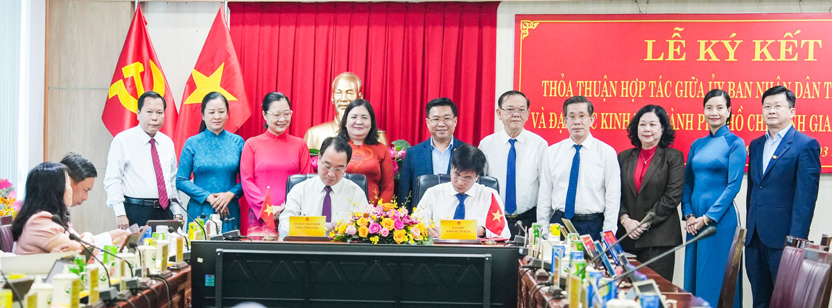 Đại diện UBND tỉnh và Đại học Kinh tế TP Hồ Chí Minh ký kết thỏa thuận hợp tác toàn diện giai đoạn 2025-2030.
