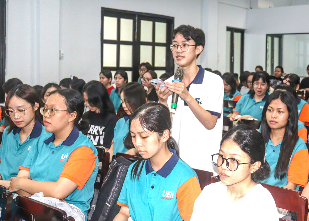 Tích cực tham gia các diễn đàn, trao đổi với doanh nghiệp để tìm kiếm cơ hội, phát triển năng lực bản thân.