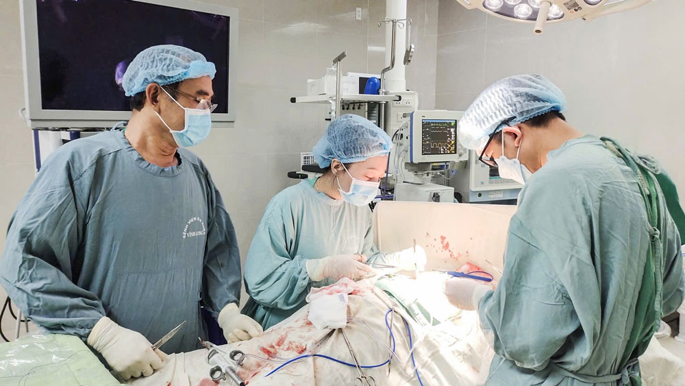 Các bác sĩ Khoa Ung bướu BVĐK Vĩnh Long thực hiện phẫu thuật cho bệnh nhân.