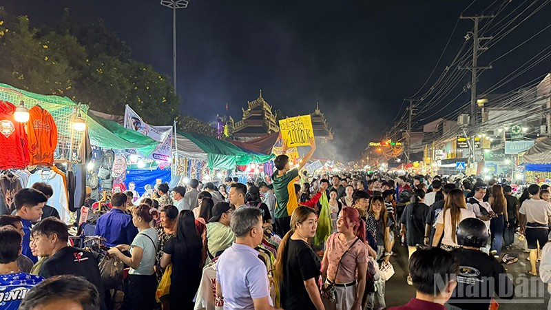 Người dân thủ đô Vientiane nô nức mua sắm tại Lễ hội That Luang năm 2025. (Ảnh: TRỊNH DŨNG)