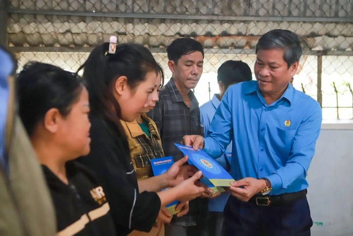 Phó chủ tịch Tổng LĐLĐ Việt Nam Huỳnh Thanh Xuân trao hỗ trợ cho đoàn viên, người lao động bị thiệt hại do lũ lụt tại tỉnh Gia Lai. Ảnh: HOÀI PHƯƠNG