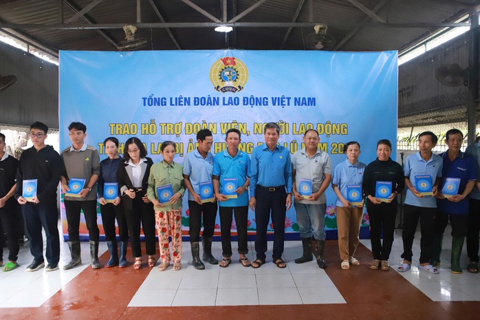 Phó chủ tịch Tổng LĐLĐ Việt Nam Huỳnh Thanh Xuân trao hỗ trợ cho đoàn viên, người lao động bị thiệt hại do lũ lụt tại tỉnh Gia Lai.