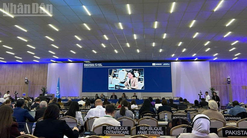 Đại sứ Nguyễn Thị Vân Anh, Trưởng Phái đoàn thường trực Việt Nam bên cạnh UNESCO, giới thiệu dự thảo Nghị quyết.