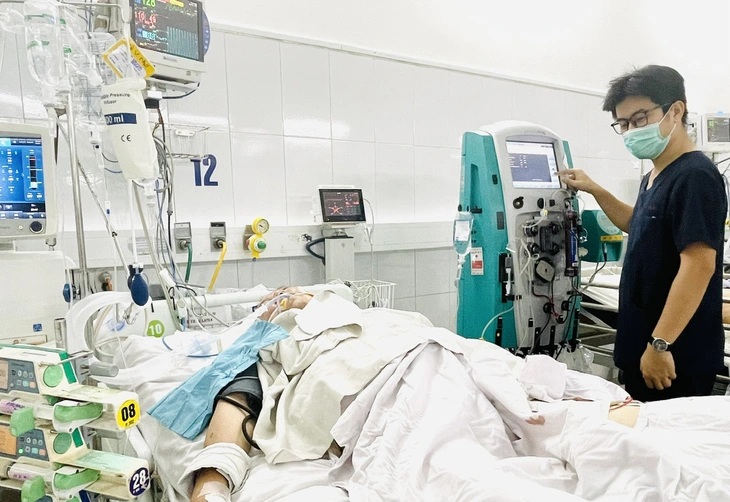 Bệnh viện Đà Nẵng liên tục tiếp nhận các ca rắn cắn những ngày mưa lũ - Ảnh: V.T.

