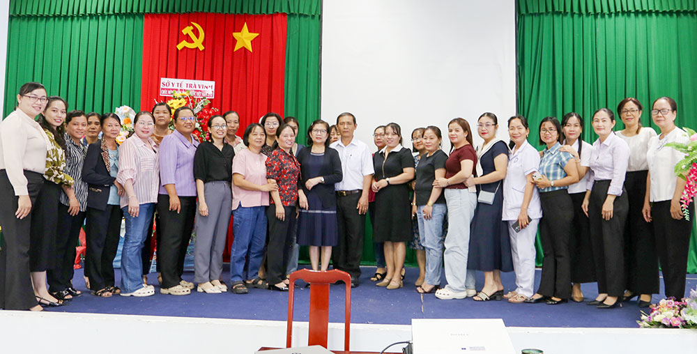 Đại biểu chụp ảnh lưu niệm tại buổi tập huấn.