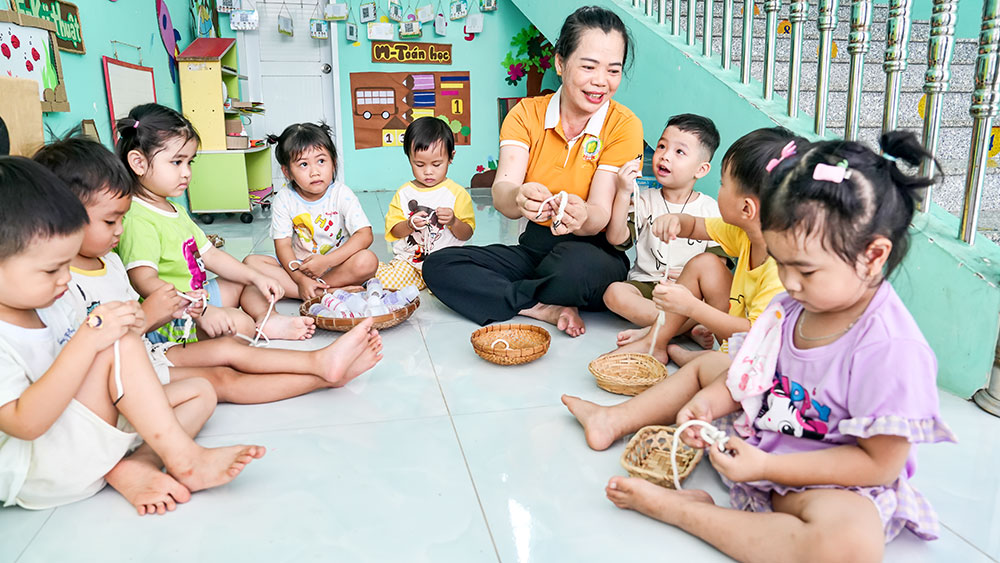 Giáo viên hướng dẫn kỹ năng vận động tinh cho trẻ 3-4 tuổi thông qua hoạt động thao tác với dây.