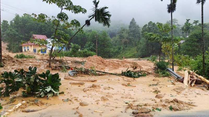 Quốc lộ 40B tại Km82+500 qua địa phận xã Trà Tân, đất đá từ trên núi sạt lở với khối lượng rất lớn đã cuốn trôi cống thoát nước, vùi lấp mặt đường. (Ảnh: LÊ ANH QUÂN-ĐỖ VẠN)