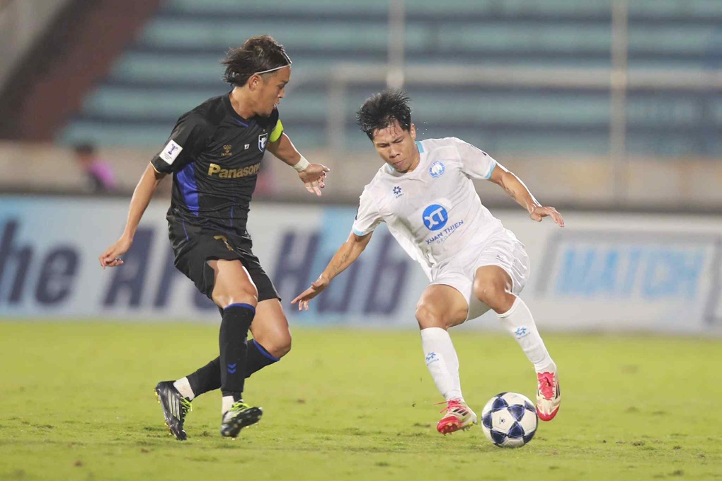 Nam Định (áo trắng) lần thứ hai thất bại trước Gamba Osaka ở mùa giải này (Ảnh: Lâm Anh).