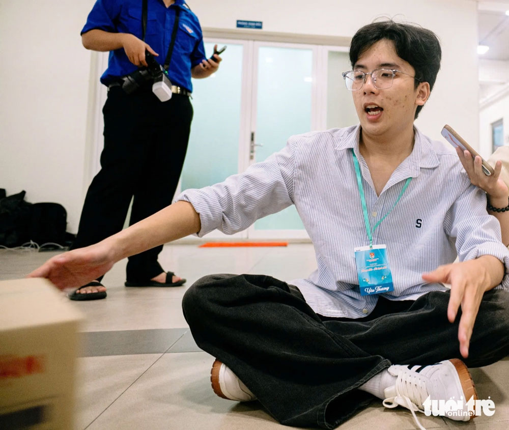 Vừa làm cộng tác viên hỗ trợ xong tại Ngày hội Nâng cao sức khỏe tâm thần “Tôi vui khỏe, Tôi hạnh phúc”, Nguyên Khang lại chạy sang điểm tiếp nhận hàng cứu trợ vì tình đồng bào - Ảnh: THANH HIỆP