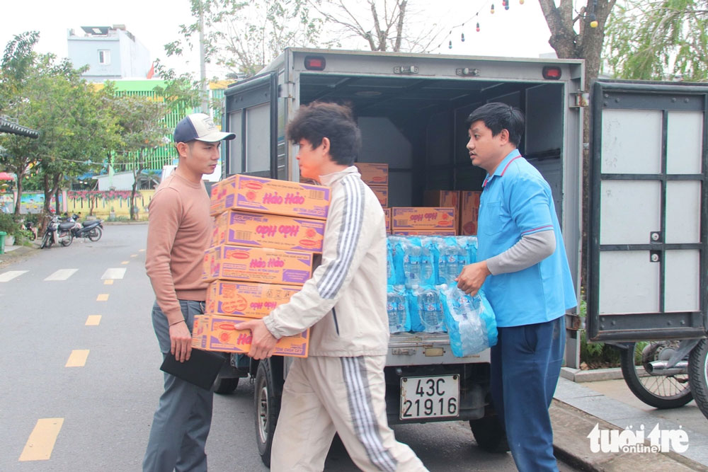 Người Đà Nẵng luôn hướng về vùng tâm lũ Nam Trung Bộ - Ảnh: THANH THÙY