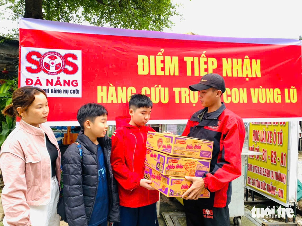 Người dân TP Đà Nẵng mang hàng đến gửi tại điểm tiếp nhận của Đội SOS Đà Nẵng - Ảnh: CHÂU SA