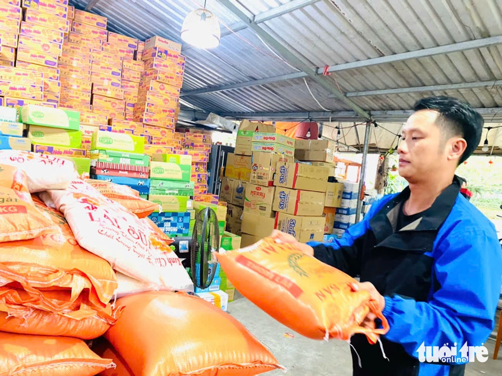 Anh Đào Ngọc Hà sắp xếp lại hàng cứu trợ tại kho tiếp nhận - Ảnh: CHÂU SA