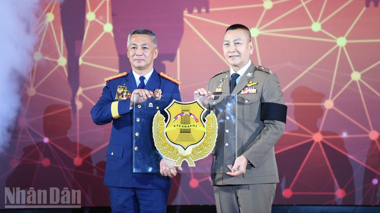 Đại diện Thái Lan trao biểu trưng ASEANAPOL, chuyển giao vai trò nước chủ nhà cho Philippines. (Ảnh: XUÂN SƠN)
