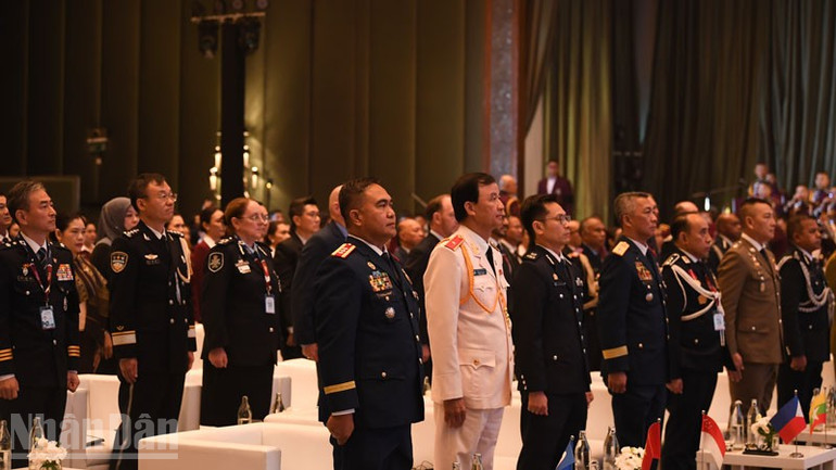 Các đại biểu dành một phút mặc niệm, tưởng nhớ Hoàng Thái hậu Thái Lan Sirikit. (Ảnh: XUÂN SƠN)
