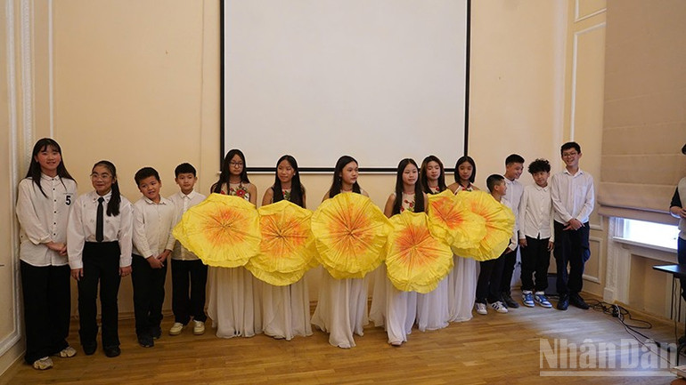 Các em học sinh con em cộng đồng người Việt Nam tại Liên bang Nga biểu diễn văn nghệ tại Lễ Kỷ niệm.