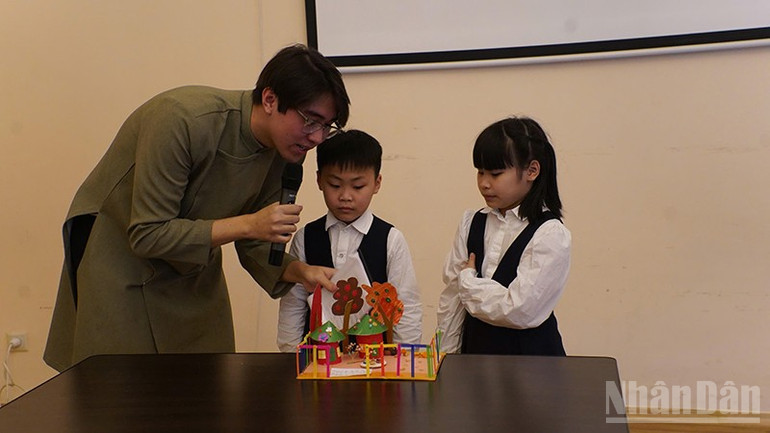 Các em nhỏ tích cực tham gia các hoạt động tại Lễ kỷ niệm.