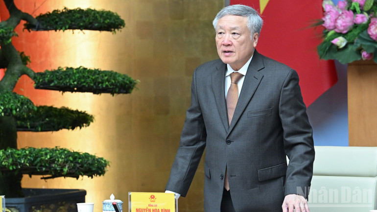 Phó Thủ tướng Thường trực Chính phủ Nguyễn Hoà Bình phát biểu ý kiến tại hội nghị.