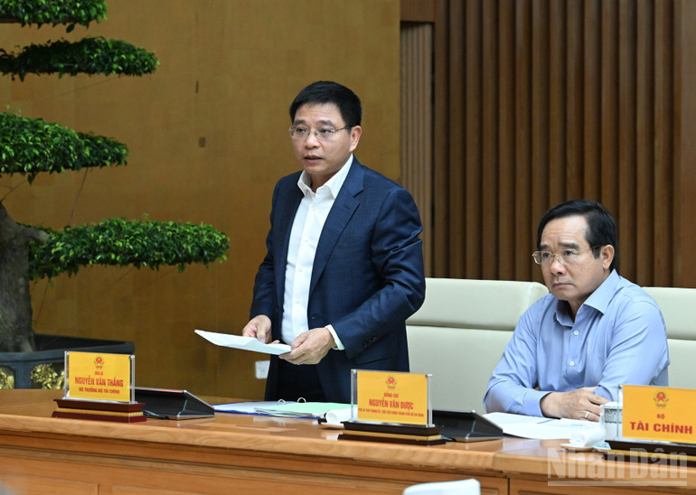 Bộ trưởng Tài chính Nguyễn Văn Thắng phát biểu ý kiến tại hội nghị.