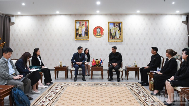 Đại sứ Phạm Việt Hùng và Tỉnh trưởng Rattapol Naradisorn bày tỏ vui mừng về những bước phát triển trong quan hệ Việt Nam-Thái Lan. (Ảnh: MINH THẮNG)
