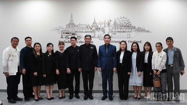 Cuộc gặp và làm việc giữa Đại sứ Phạm Việt Hùng và Tỉnh trưởng tỉnh Chiang Mai.(Ảnh: MINH THẮNG)
