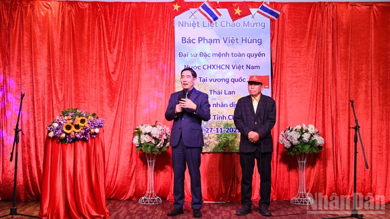 Đại sứ Phạm Việt Hùng mong muốn kiều bào tại Chiang Mai luôn hướng về Tổ quốc. (Ảnh: XUÂN SƠN)
