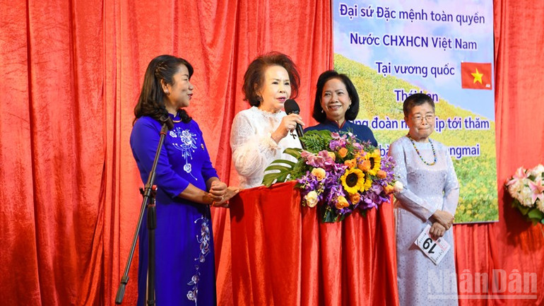 Bà Phạm Thị Lã, Chủ tịch Hội Người Việt tỉnh Chiang Mai phát biểu tại cuộc gặp. (Ảnh: MINH THẮNG)
