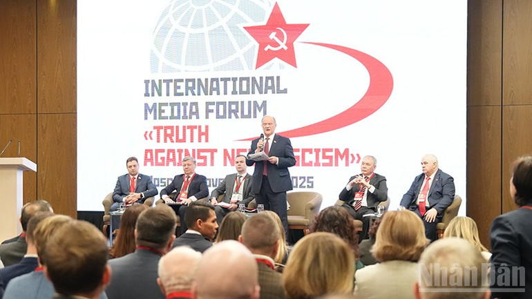 Chủ tịch Đảng Cộng sản Liên bang Nga Gennady Zyuganov phát biểu tại Diễn đàn truyền thông quốc tế. (Ảnh: XUÂN HƯNG)