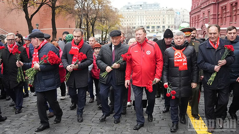 Đoàn đại biểu Đảng Cộng sản Liên bang Nga do Chủ tịch Gennady Zyuganov dẫn đầu tiến vào Quảng trường Đỏ. (Ảnh: XUÂN HƯNG)