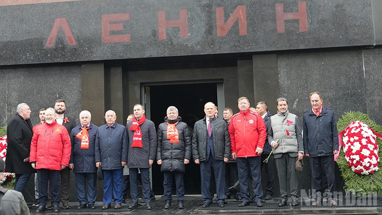 Các đại biểu đặt hoa tại Lăng V.I.Lênin. (Ảnh: XUÂN HƯNG)