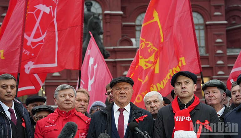Chủ tịch Đảng Cộng sản Liên bang Nga Gennady Zyuganov phát biểu trước báo giới nhân kỷ niệm 107 năm Cách mạng Tháng Mười Nga vĩ đại. (Ảnh: XUÂN HƯNG)
