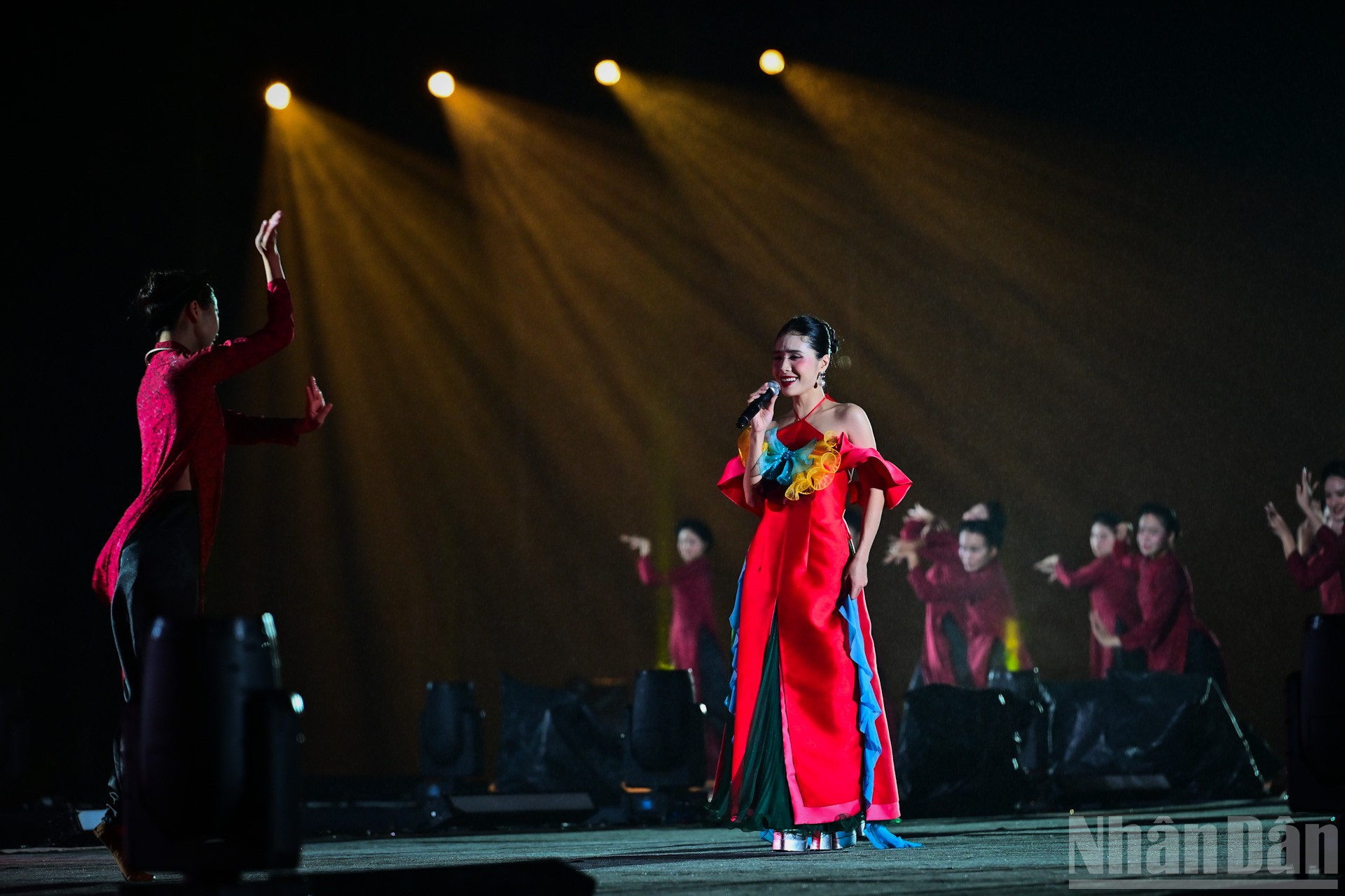 Chương trình giới thiệu các làn điệu Chèo, Xẩm, Ca Trù theo phong cách dân gian đương đại.