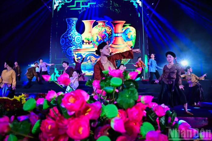 [Ảnh] Rực rỡ sắc mầu trong đêm khai mạc Festival Thăng Long-Hà Nội 2025